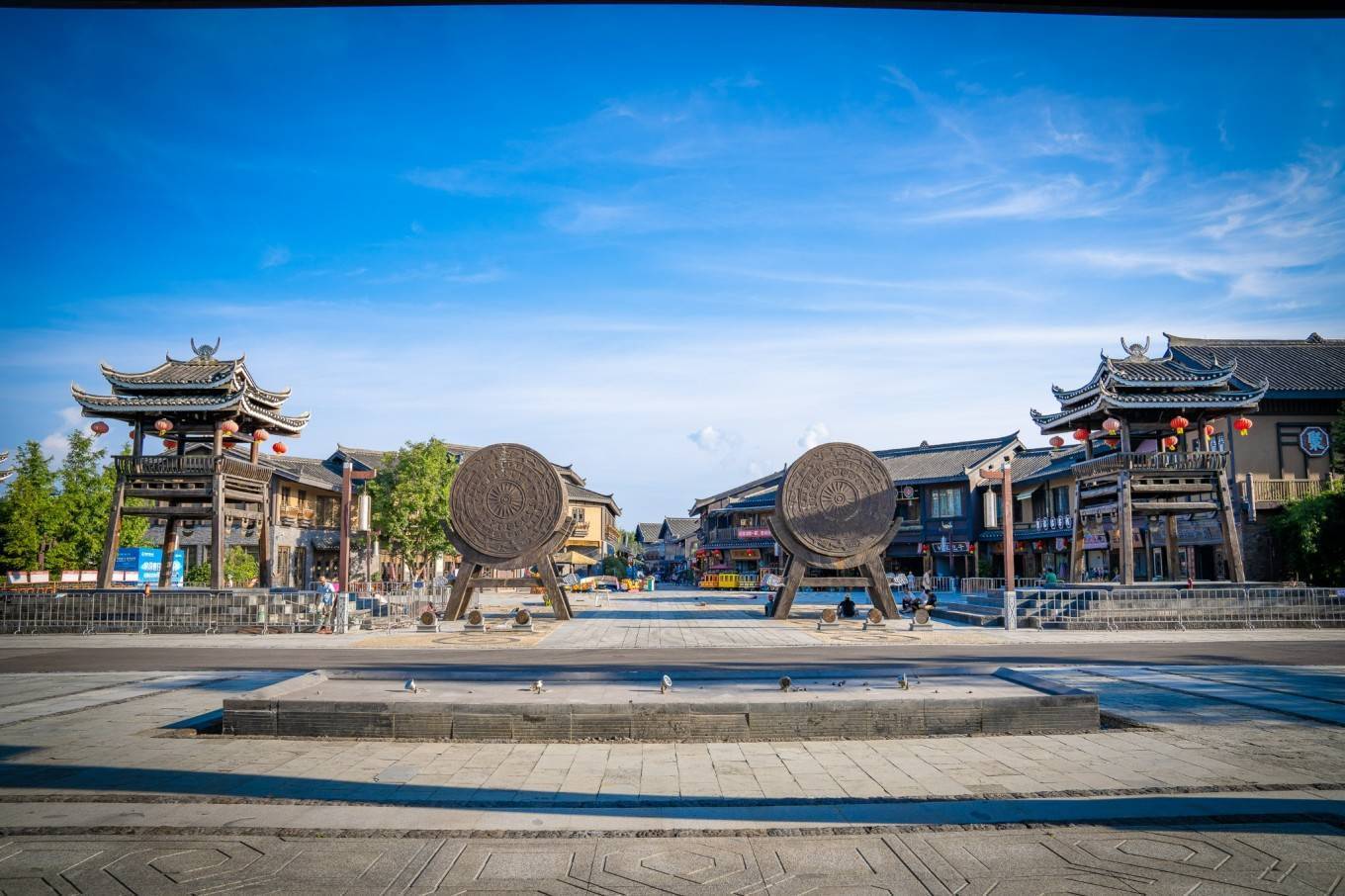 研学度假最适合的丹寨万达小镇_广场_锦鸡_芦笙