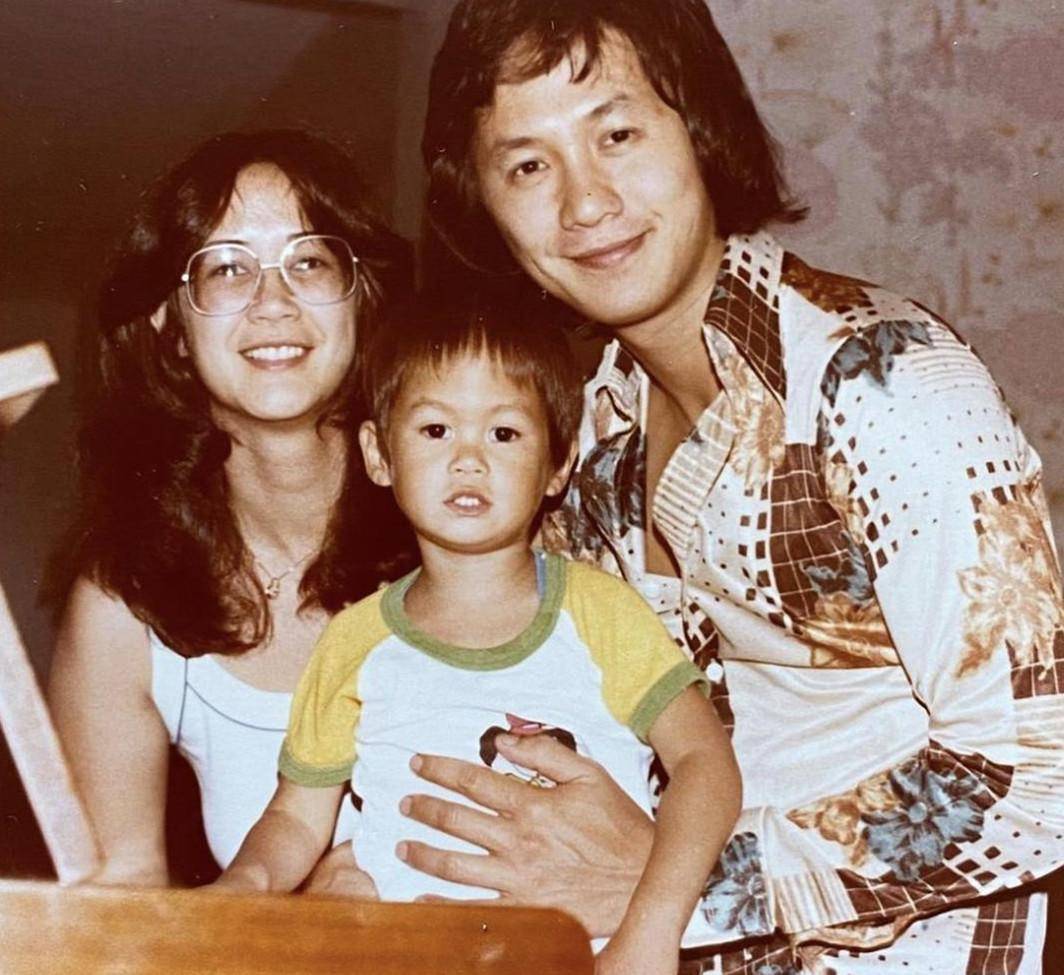 许冠杰:娶混血老婆连生两子,74岁三代同堂,一家十口幸福美满_香港