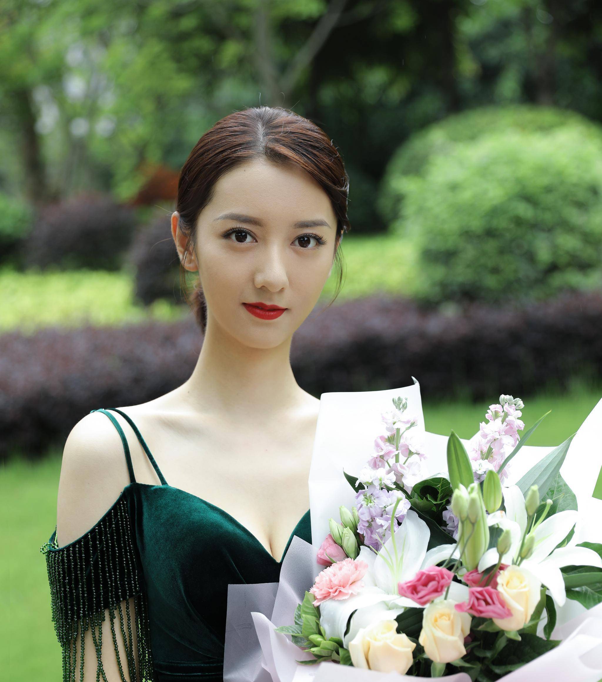大家别被她们脸骗了,这些女星看着小鸟依人,实际都是170 大高个