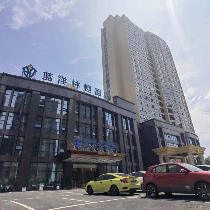 天鹅湖主题宴会酒店承担了战鼓舞和主持人部分,蓝洋林顿酒店提供了