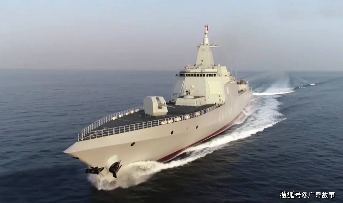央视发布055的视频,隐藏了一个中国首创的技术,大坑啥都能装_驱逐舰