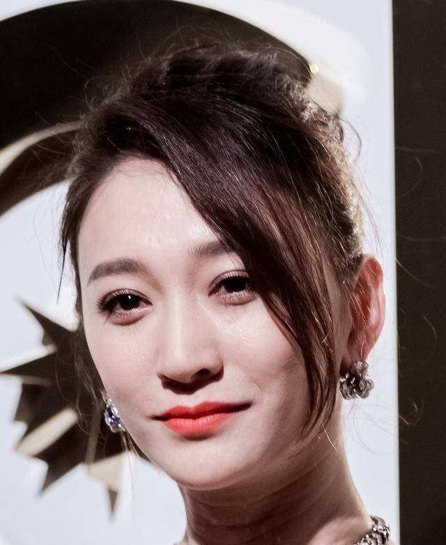 44岁李小冉白到发光!