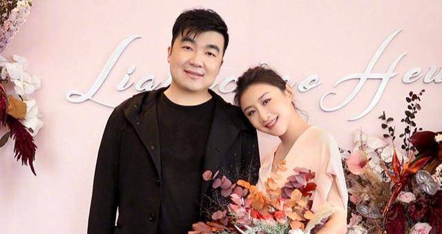 只见梁超拿着手机向老婆何雯娜展示宝宝"超可爱"出生的视频.