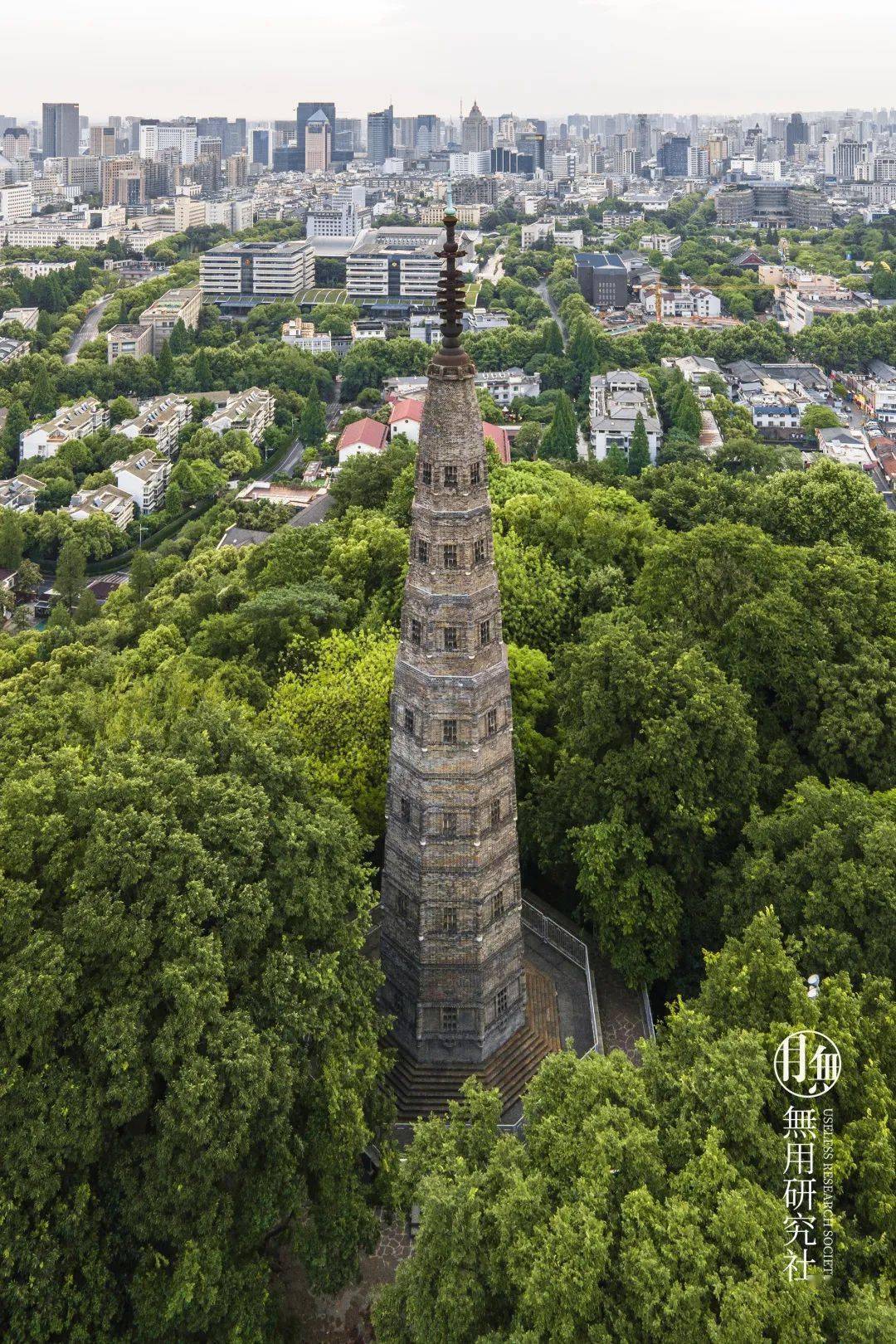西湖北岸宝石山建有保俶塔;西湖西岸则有双峰插云,即南高峰和北高峰峰
