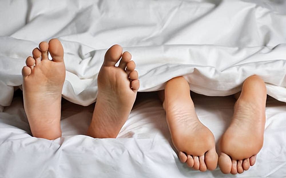 对于两个人坦诚相见,双方过多的接触,可以刺激机体分泌更多的荷尔蒙