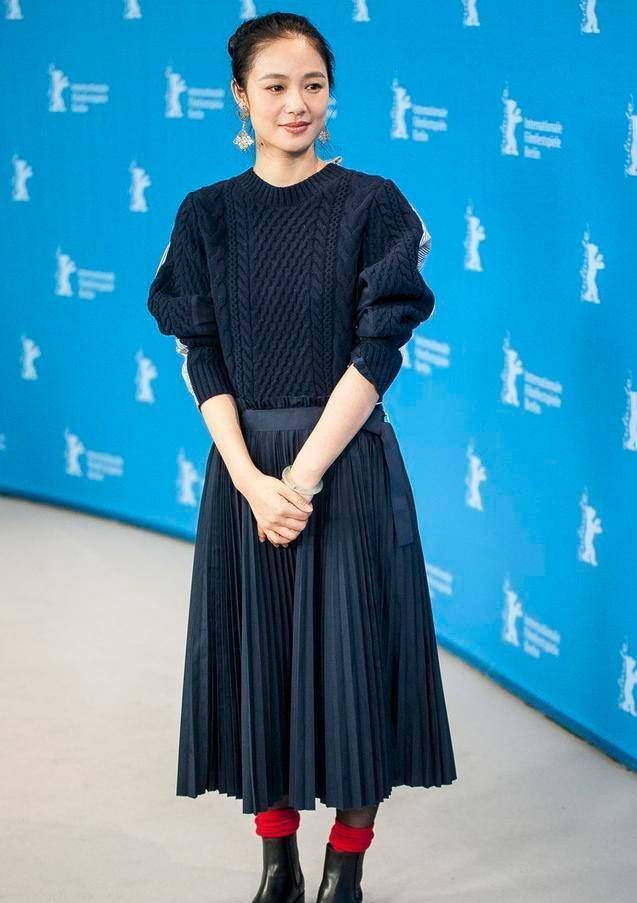 41岁的周韵一张高级脸亮相,穿红色吊带连衣裙显眼袋,却气质高昂_时尚