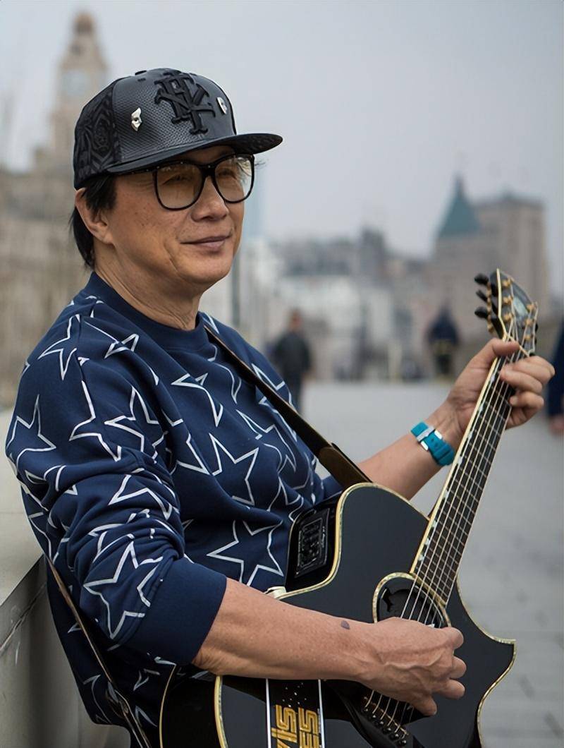 许冠杰:娶混血老婆连生两子,74岁三代同堂,一家十口幸福美满_香港