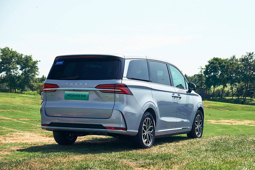 保姆车界的奢侈品?豪车般的内饰 试驾荣威imax8 ev_搜狐汽车_搜狐网