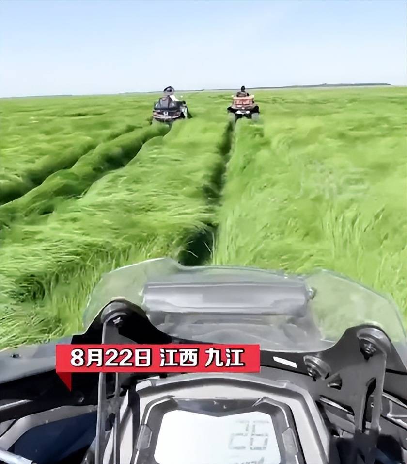 鄱阳湖河床变草原当地人开车飞驰，这是不是正在经历沧海桑田？