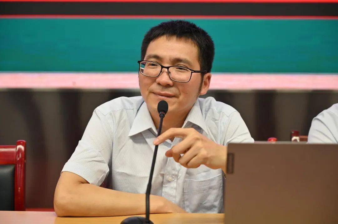 副校长李开贵主持优研专题培训会并作研备组长工作安排教管处主任张楠