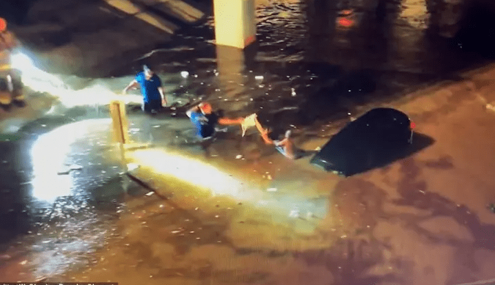 美国得州北部遭暴雨袭击：街道成河流，警车被淹