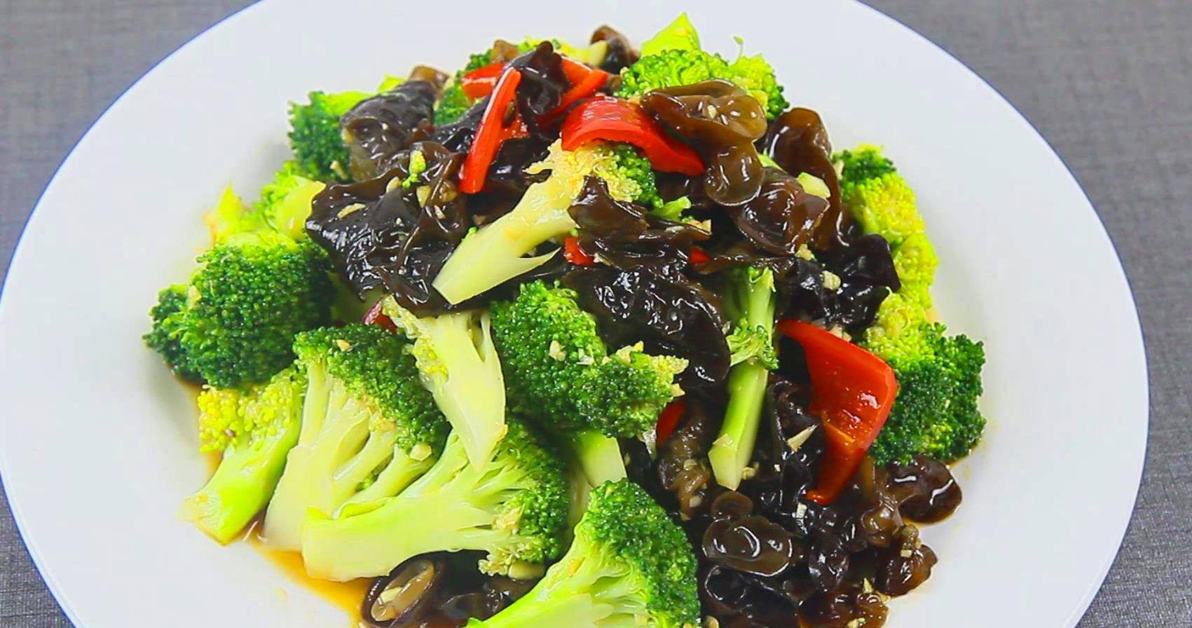 夏日炎炎,来一道清脆爽口的西兰花拌黑木耳,制作简单,营养美味_红椒
