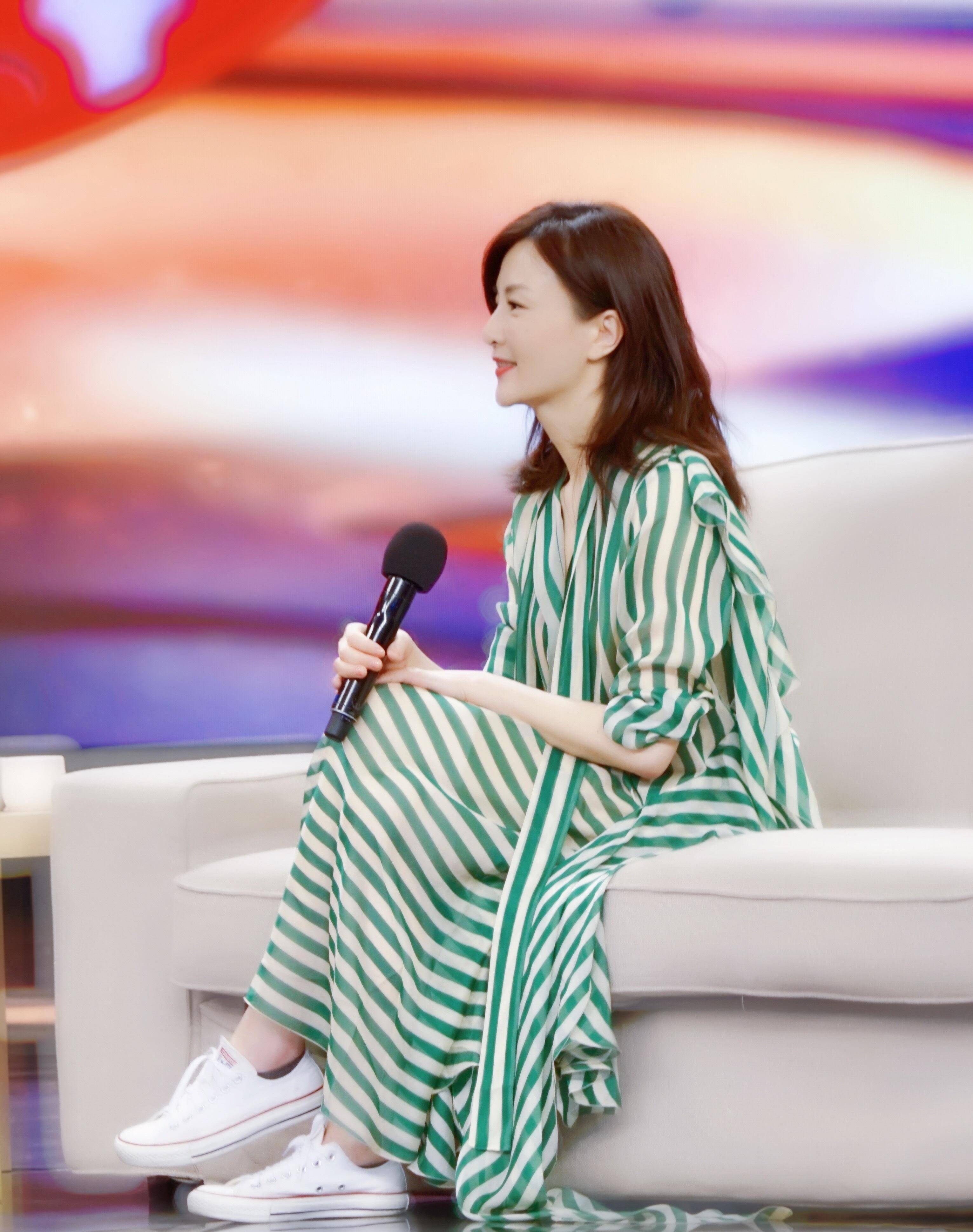 刘孜好耐看穿条纹连衣裙搭帆布鞋43岁气质温婉有亲切感