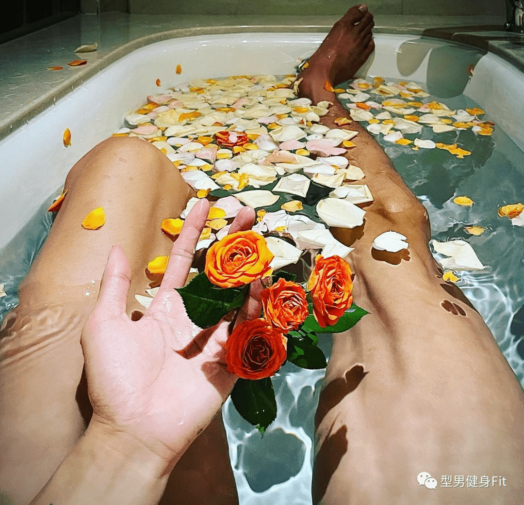 海上漂浮着一个肌肉男,他竟然变成了美人鱼._安少东_哥哥_身材