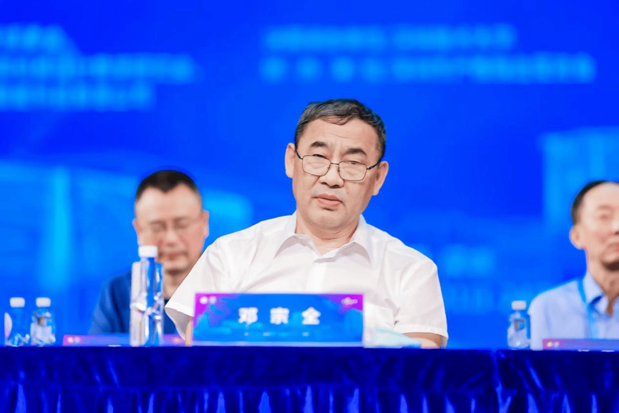 大赛评委会副主任,原武汉科技大学党委书记孔建益教授,大赛组委会秘书