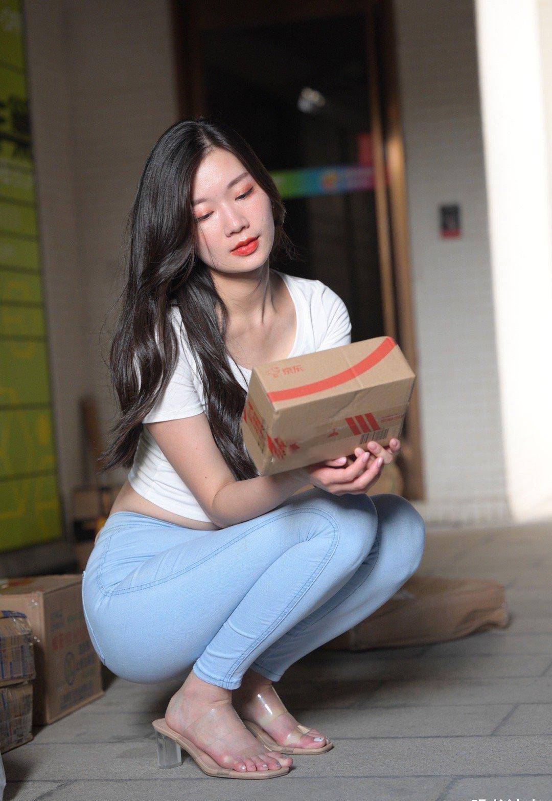 微胖身材的女人,穿上紧身牛仔裤之后,变得时尚又迷人_女生_美女_姑娘