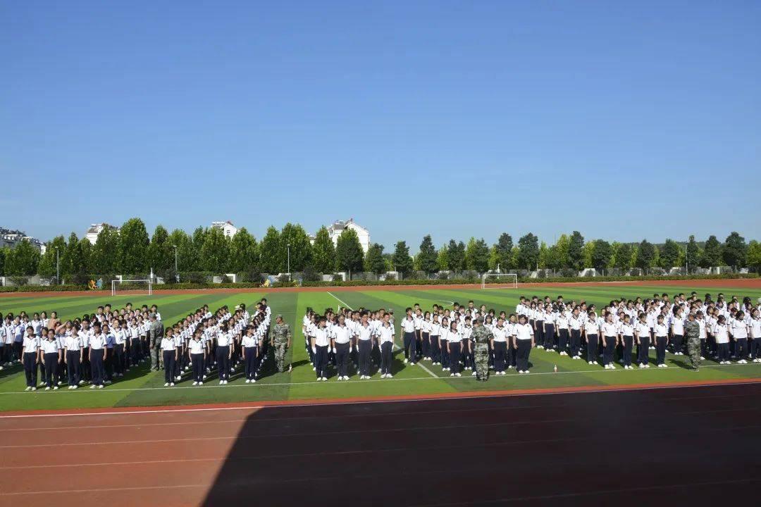 【阳光校园】军姿飒爽 青春飞扬——青岛六中2022级新生军训会操暨闭