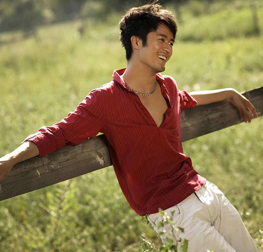 2011年,尚于博得"抑郁症"后跳楼自尽,他母亲的举动令众人泪目_表演