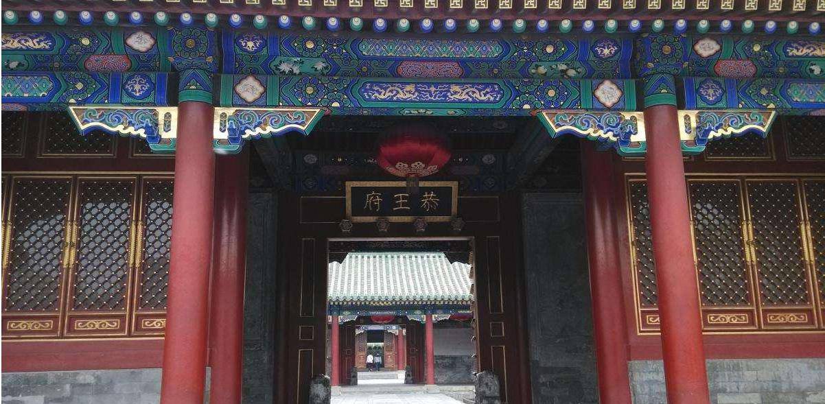 比如《红楼梦》中的贾府,那都是汉人,虽然都姓贾,但是牌匾那却是宁国
