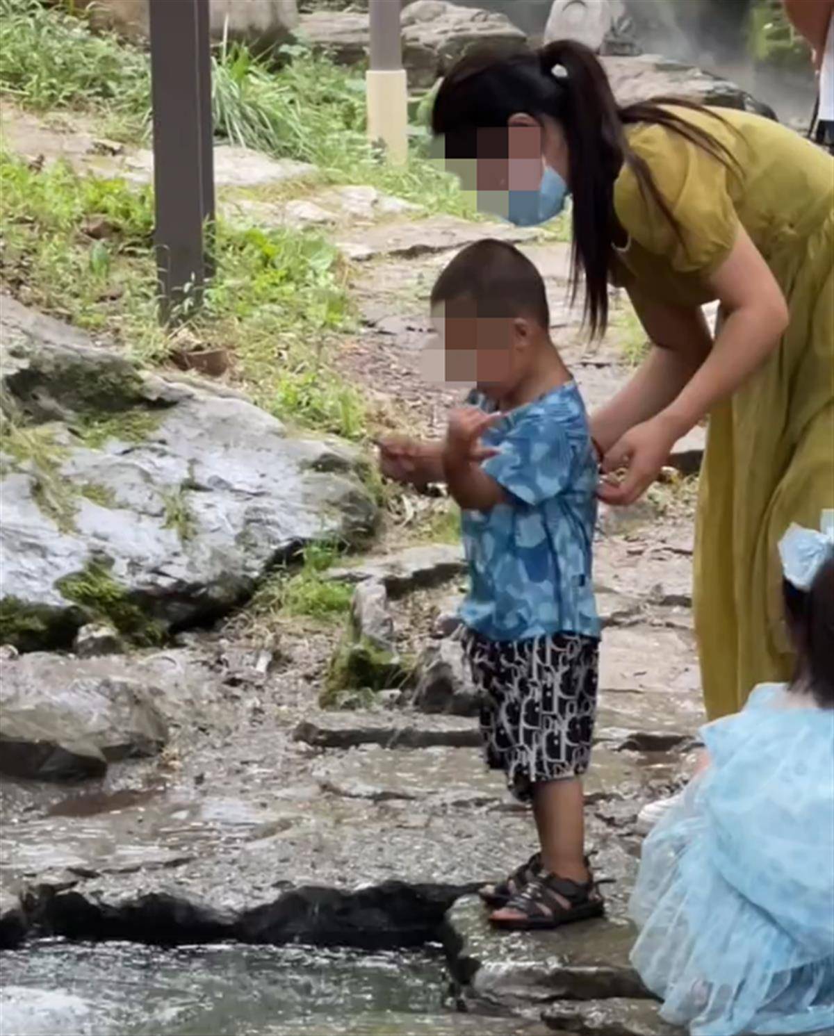 男童在游客取水的“神泉”里小便？景区：正在调查