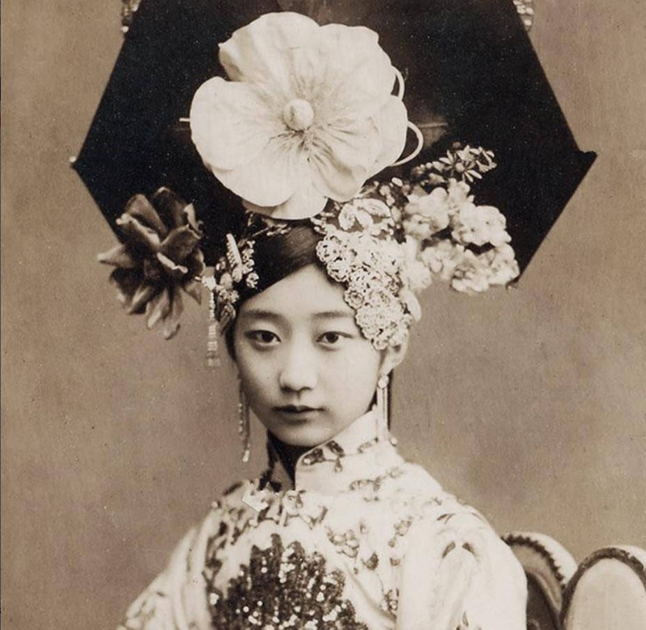 图为一组晚清第一美女王敏彤年轻时的珍贵旧照,出身满洲镶黄旗的