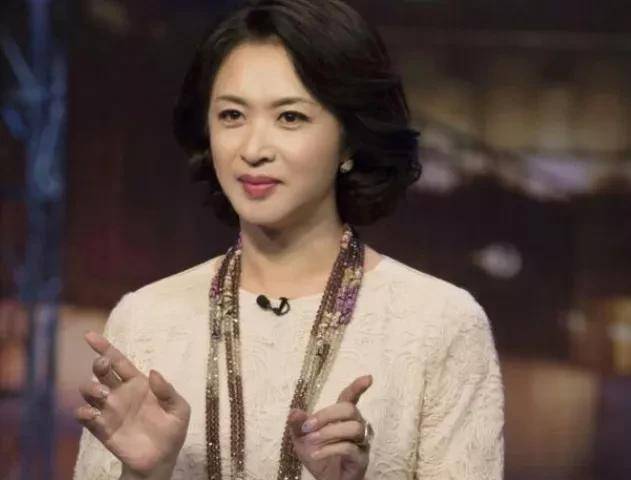 金星回归男人本色,一身男装素颜出镜,你喜欢她的作风吗?