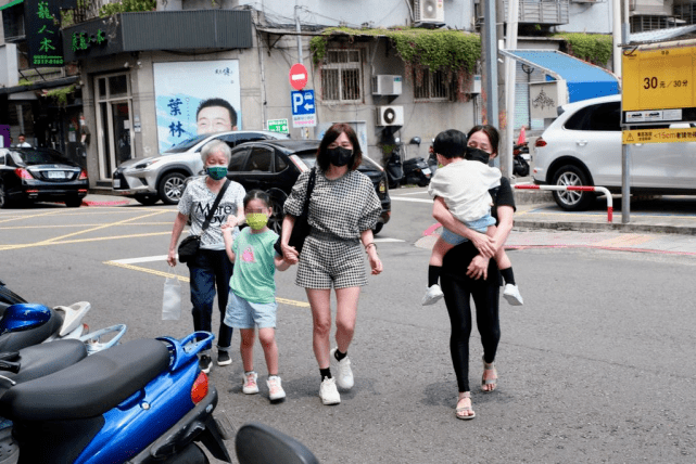 余苑绮追思会,余天血压飙高盼爱女托梦,余筱萍带妹妹儿女守灵!