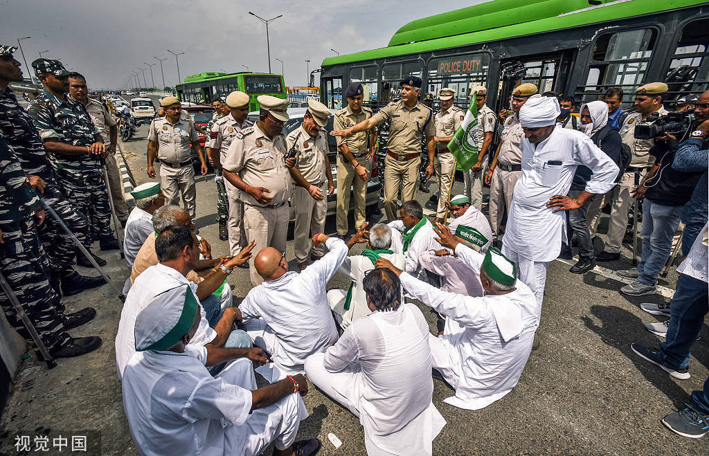 印度新德里再度爆发农民抗议,印媒:抗议者冲破路障,高喊口号.