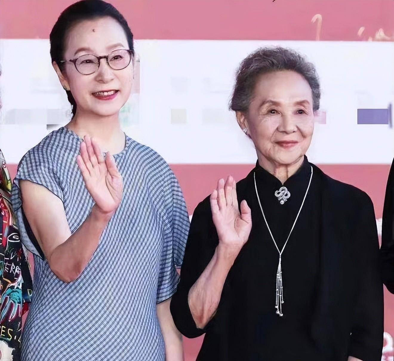 同样是50 女星,对比港圈女神与内地女神的红毯造型,差距出来了_礼服