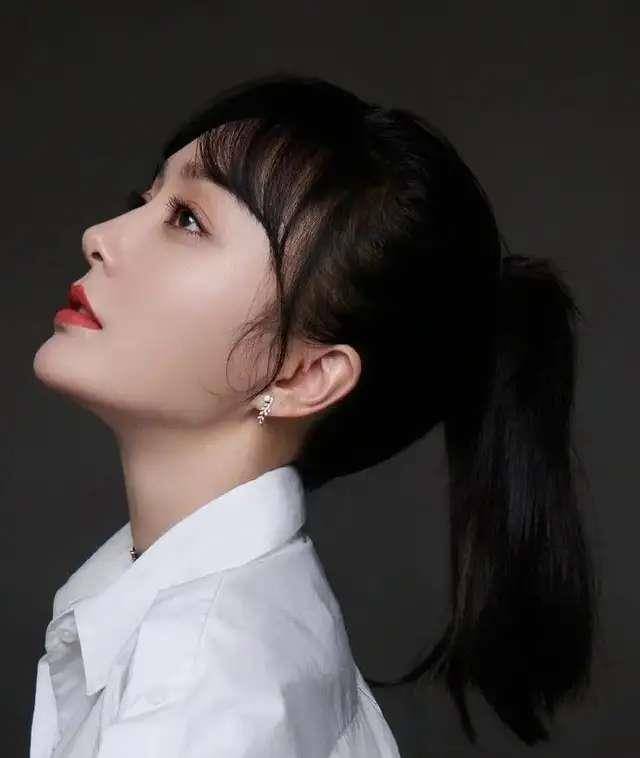 40岁的秦岚穿起白衬衫来依然帅气十足,搭配牛仔短裙,个性又帅气_风格