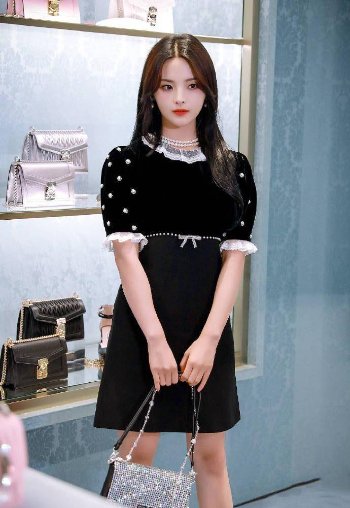 杨超越终于找对风格!简单的白衬衫搭配深色百褶裙,气质就翻倍了!