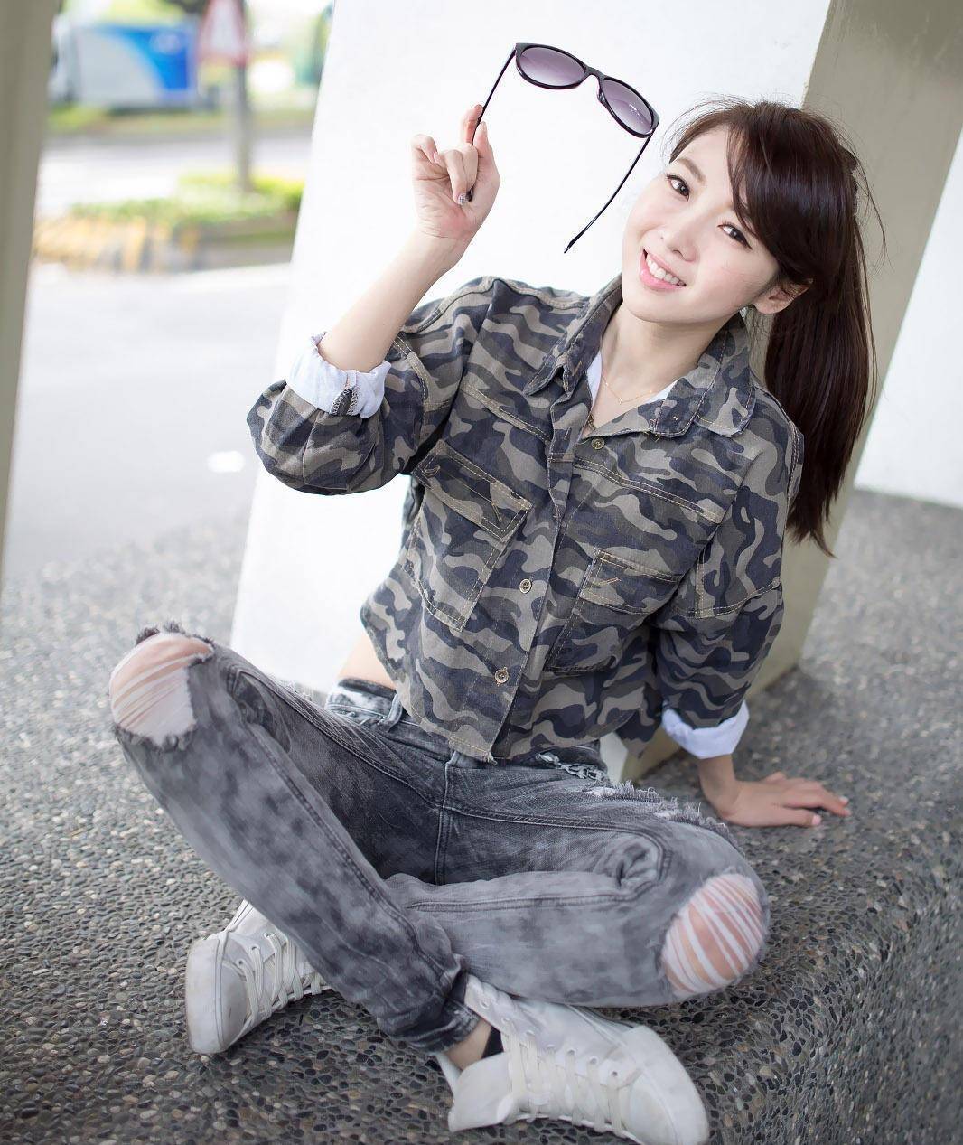 美女对迷彩服文化可以说是神领意得,故此选择搭配也十分的精益求精.