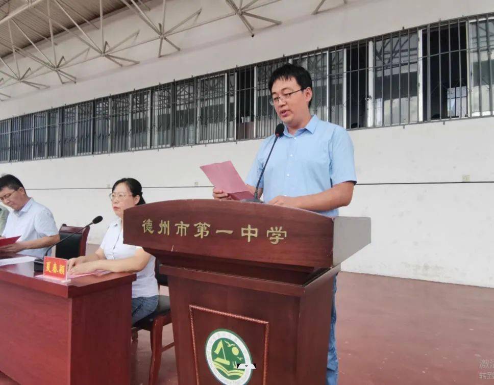 政教处主任郝亮对同学们注意饮食,训练安全提出要求.