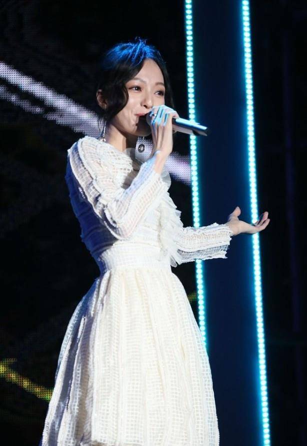 张韶涵不仅歌唱得好听,长相气质也极为出众,小小身躯蕴藏大能量_短裙
