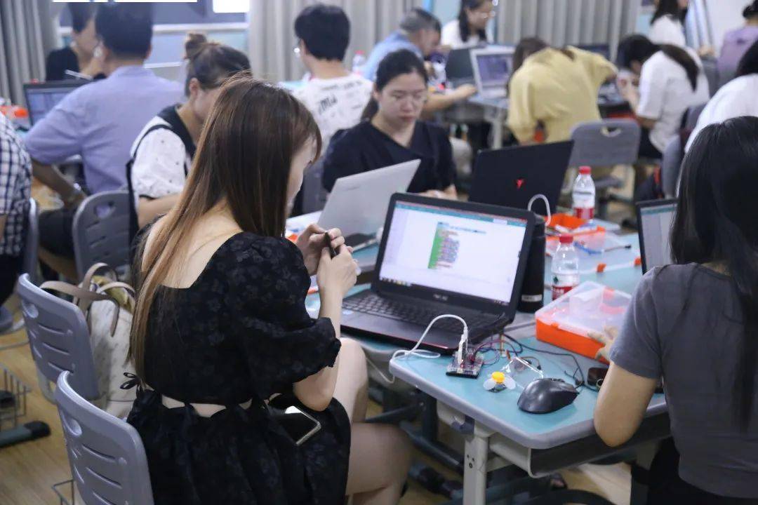 及实践过程图小组作品风采展经过一天半的基础操作学习,最后半天老师