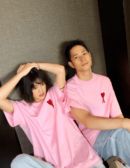 陈燃晒全家福庆祝二胎儿子满月,二宝好像混血宝宝,比哥哥还帅气