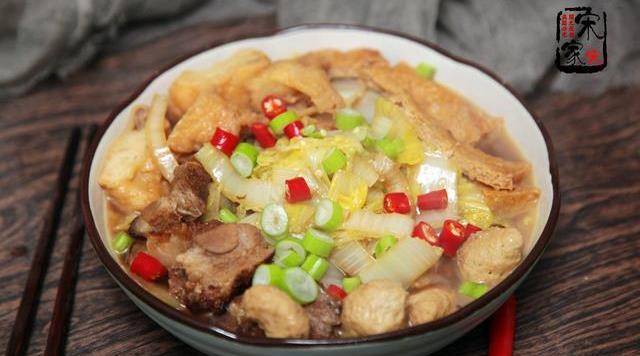 食材买来了,晚餐"放肆"炖了1锅,老公:感觉比过年吃的还香_白菜_虎皮肉