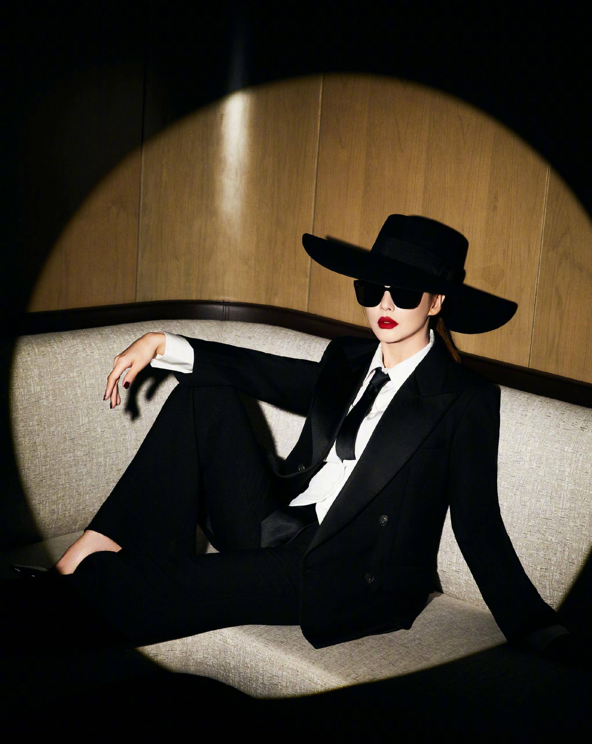 张雨绮不愧是霸气女王,穿西装戴礼帽a范十足,百老汇氛围感满满_李柄熹