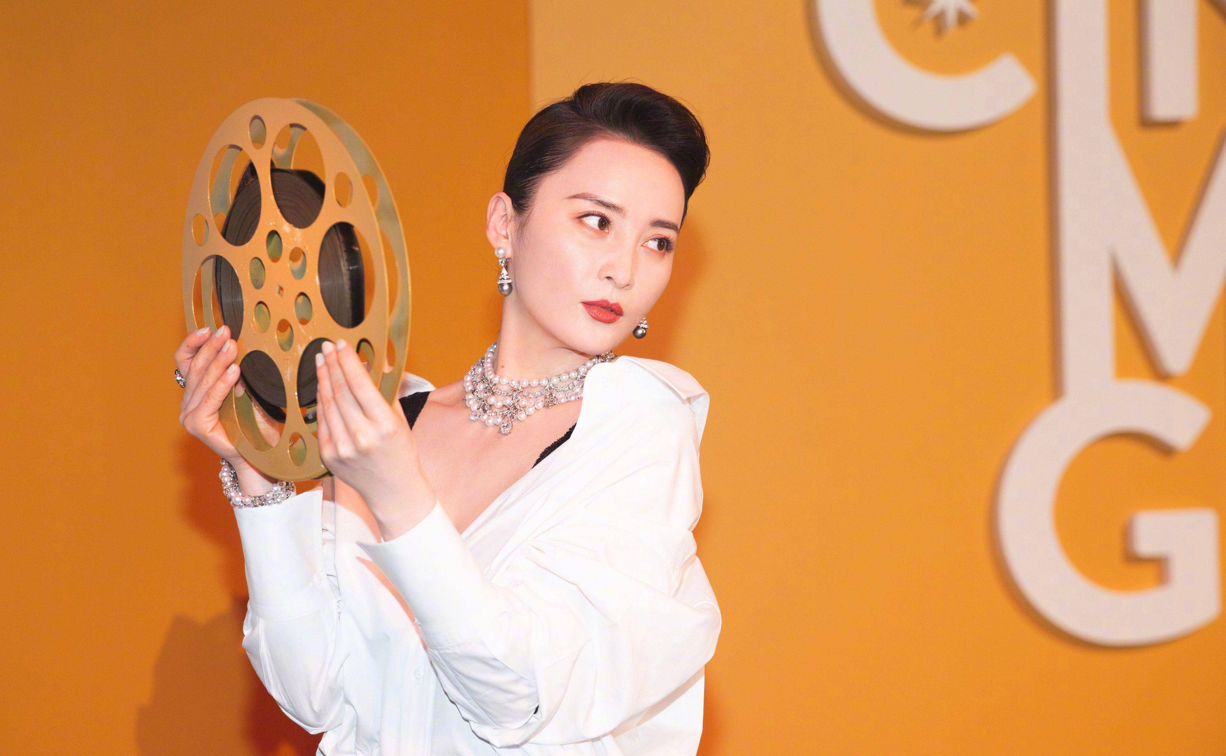 蒋勤勤46岁,一顶白色的棒球帽配浅驼色的宽松短袖t恤,简单大气_时尚