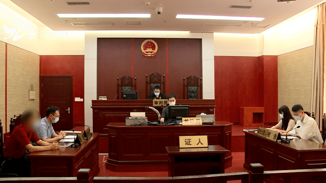 坐在原告席上的是李先生,在家中五兄弟中排行老三.