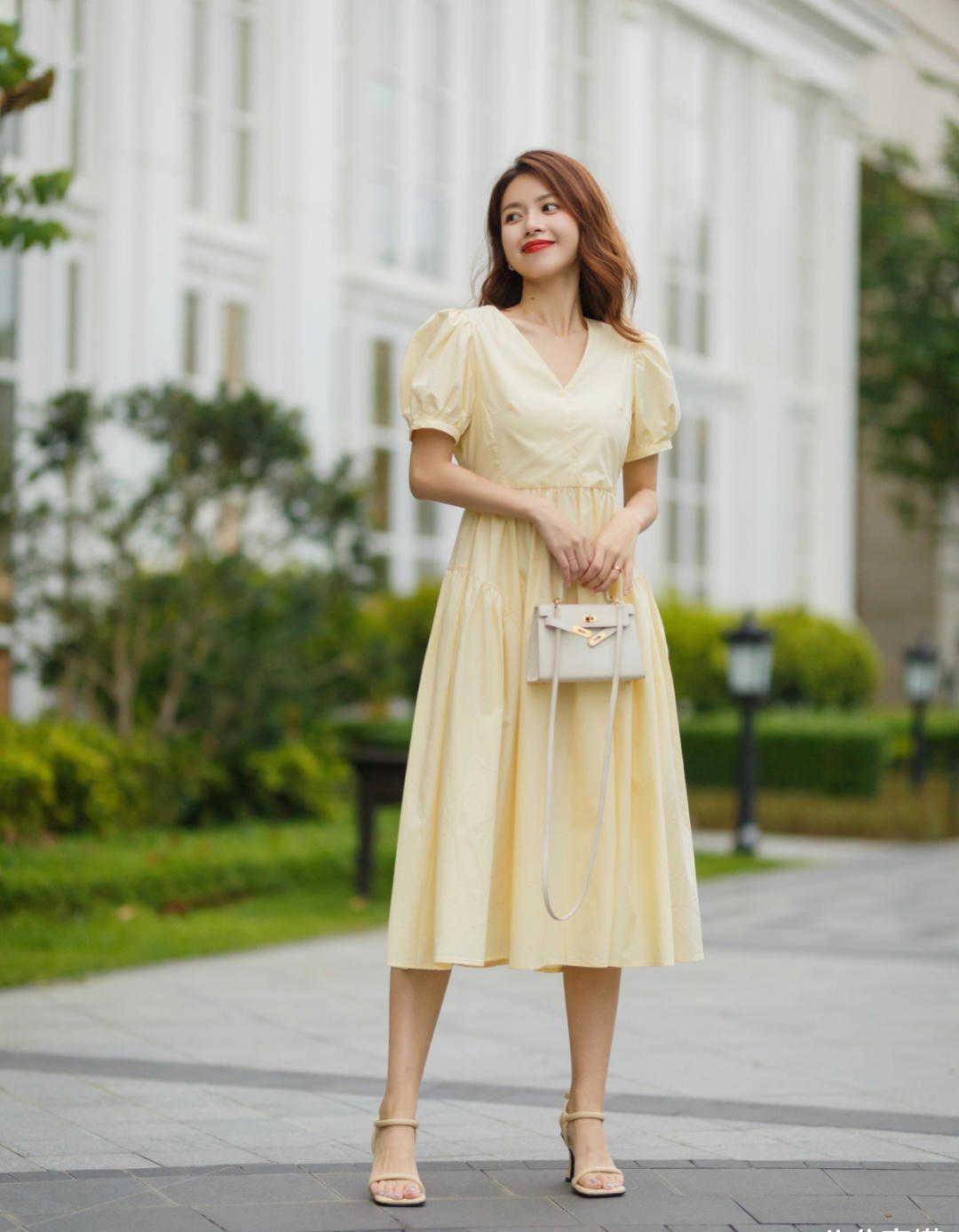 气质女神都爱这样穿,大波浪卷发搭配连衣裙,自带仙女感满分_裙子_时尚