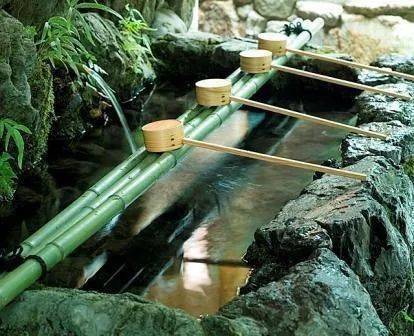 石盆上由竹制水渠引入流水,竹子制成了水勺,或置在石上,或浮在水面.