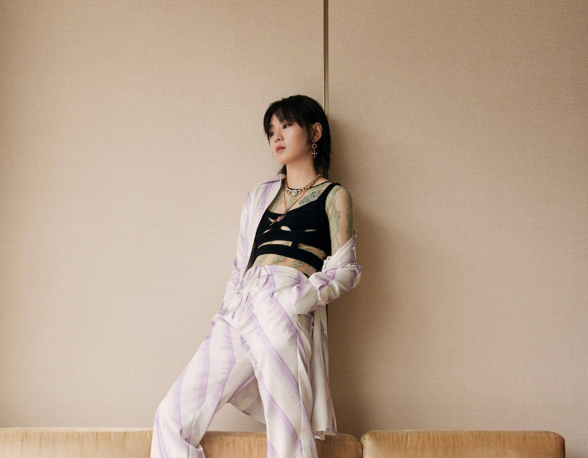 周笔畅这时尚真学不来,时尚衣像大花臂,衣服还要划几个口来穿_风格_单