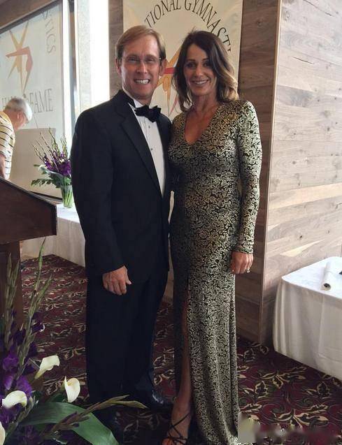 体操史上耀眼的明星,纳迪亚·科马内奇传奇人生_比赛_贝拉·卡罗利