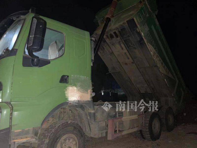 柳州一工地两辆渣土车因违规倒土被查,不料两名司机同时开溜