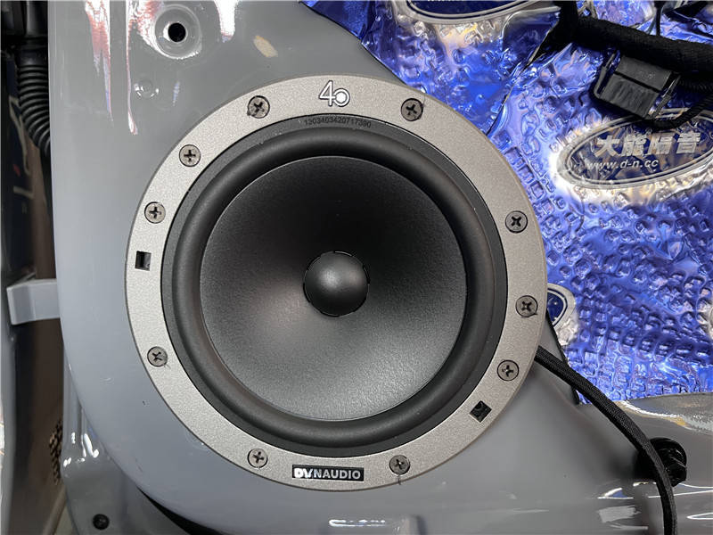 一个圣美歌的单路功放,使得低音炮更加有力,效果更加好大众cc音响改装