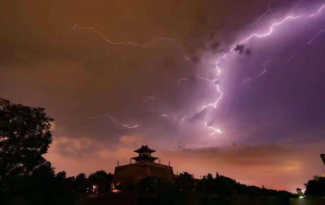 新郎拍婚纱照遭雷击不幸遇难,野外如何躲避雷电?头发直竖是前兆_云层_不幸事故_死亡