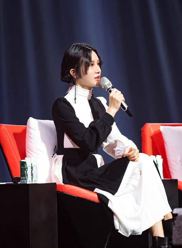 尚雯婕的这件裙子具有半高领的设计,搭配一双黑色的高跟鞋,为整个穿搭