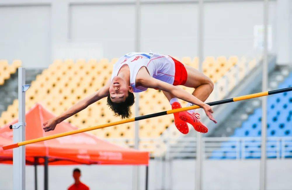 在竞技体育组游泳比赛71个小项角逐中,解赞霓和张佳琪两位游泳小将均