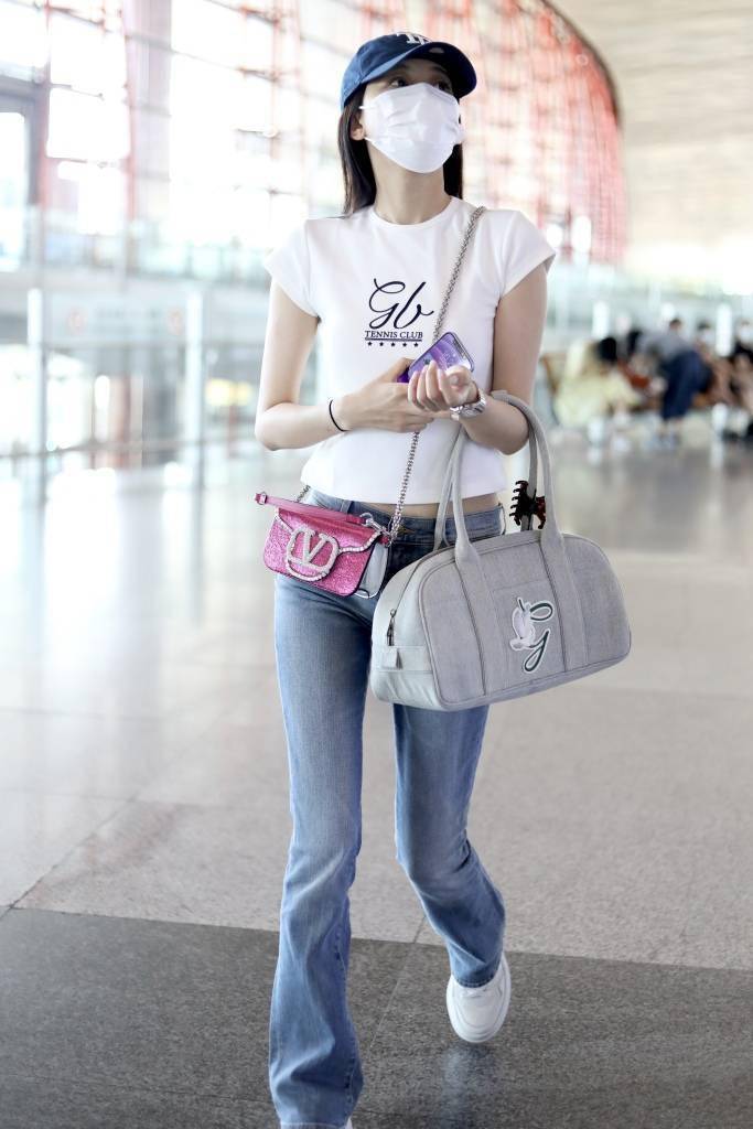 孙怡穿白t搭牛仔裤清爽减龄 挎玫红色亮钻包包脚踩小白鞋_休闲_挎着
